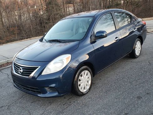 Used 2012 Nissan Versa SV image 2