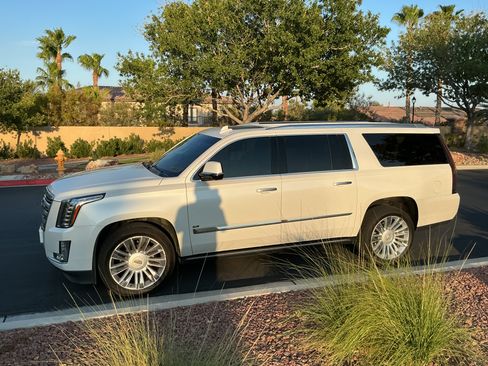 Used 2016 Cadillac Escalade ESV Platinum AWD/4WD image 4