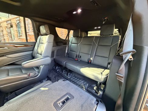 Used 2021 Cadillac Escalade ESV Premium Luxury AWD/4WD image 11