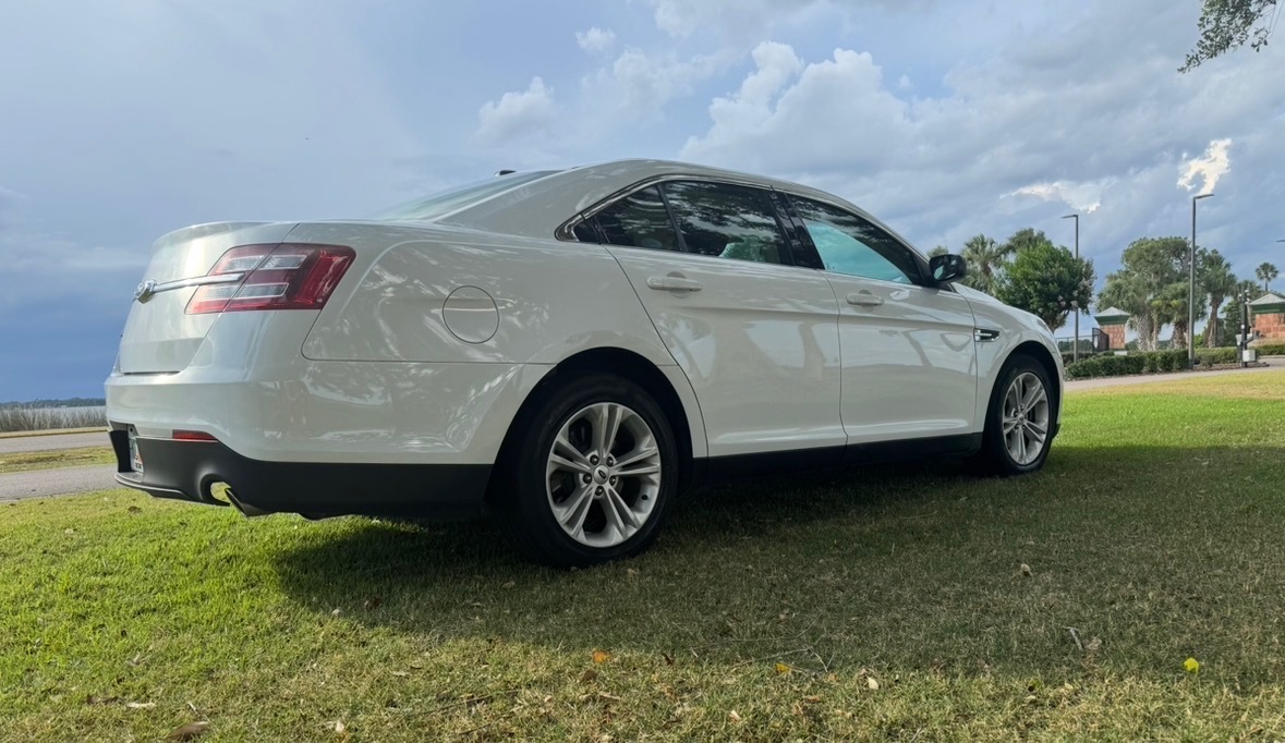 Used 2018 Ford Taurus SE FWD image 4