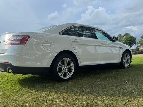 Used 2018 Ford Taurus SE FWD image 4