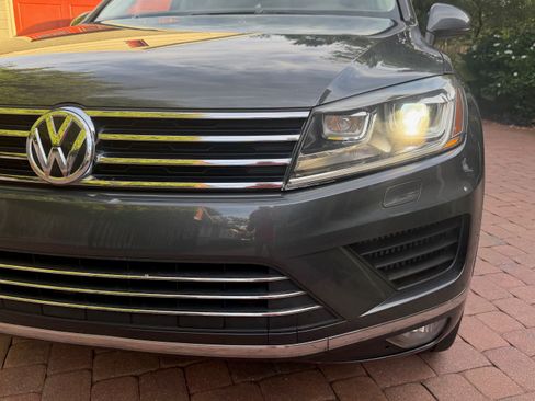 Used 2016 Volkswagen Touareg Sport image 6