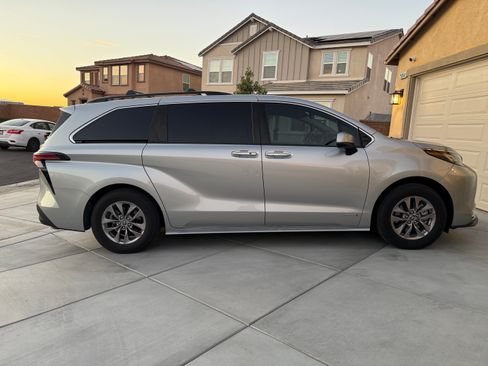Used 2021 Toyota Sienna XLE w/ XLE Plus Package image 4