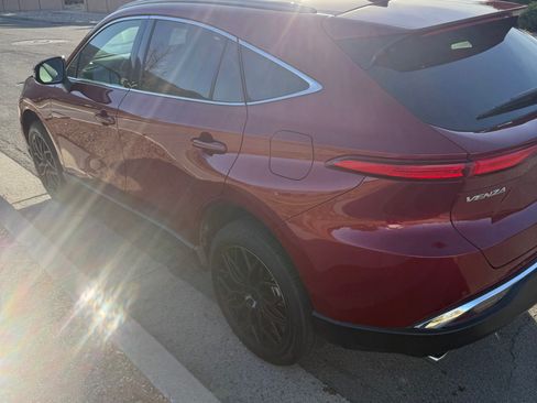 Used 2022 Toyota Venza XLE image 6