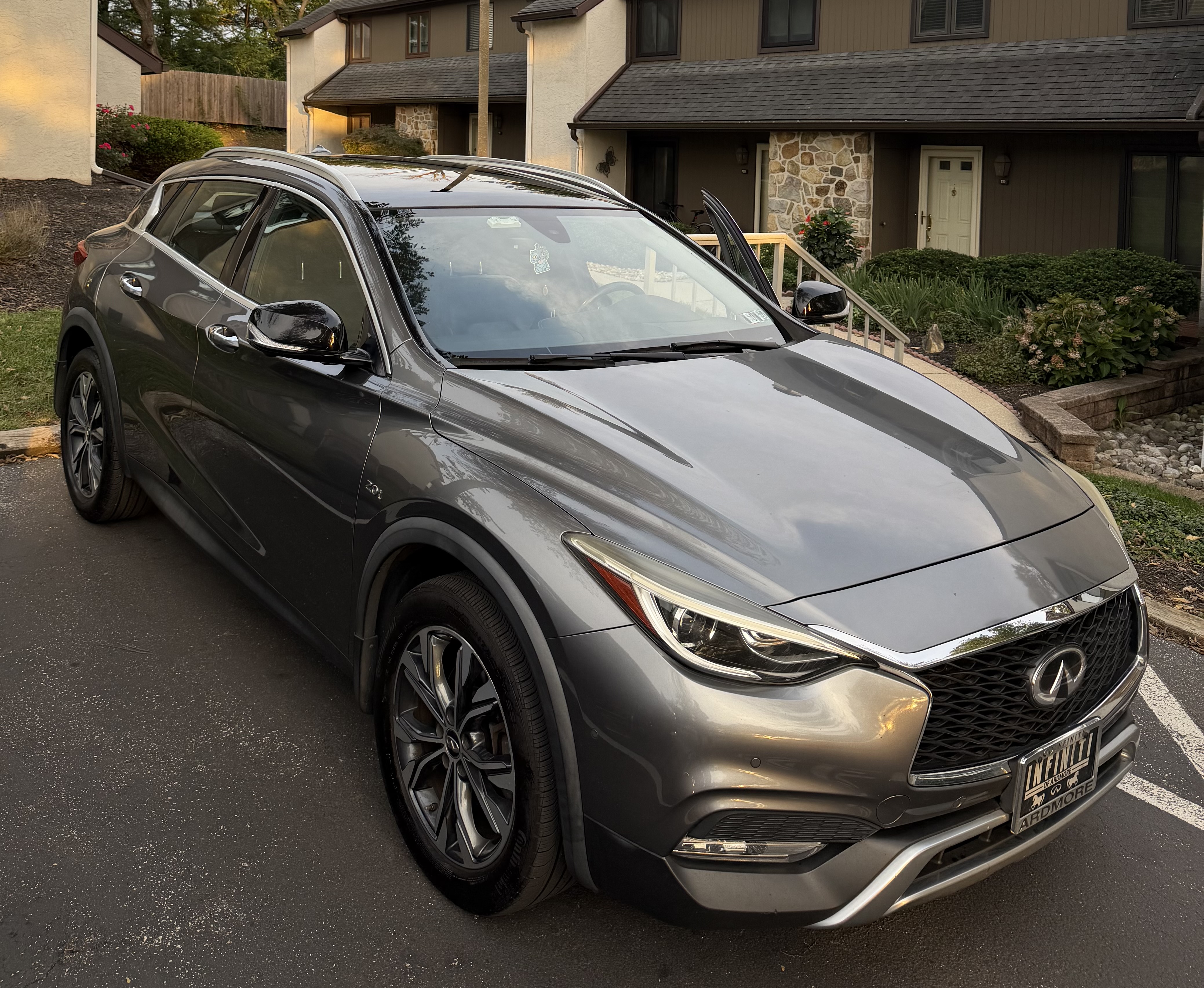 Used 2018 INFINITI QX30 AWD w/ Cargo Package image 1