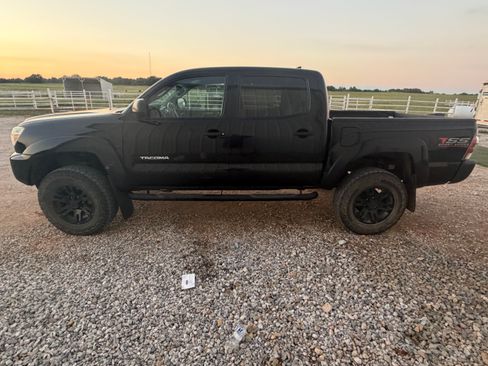 Used 2015 Toyota Tacoma 4x4 Double Cab w/ SR5 Package image 1