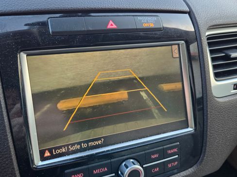 Used 2014 Volkswagen Touareg TDI image 10