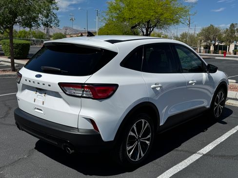Used 2021 Ford Escape SE w/ SE Sport Appearance Package image 4