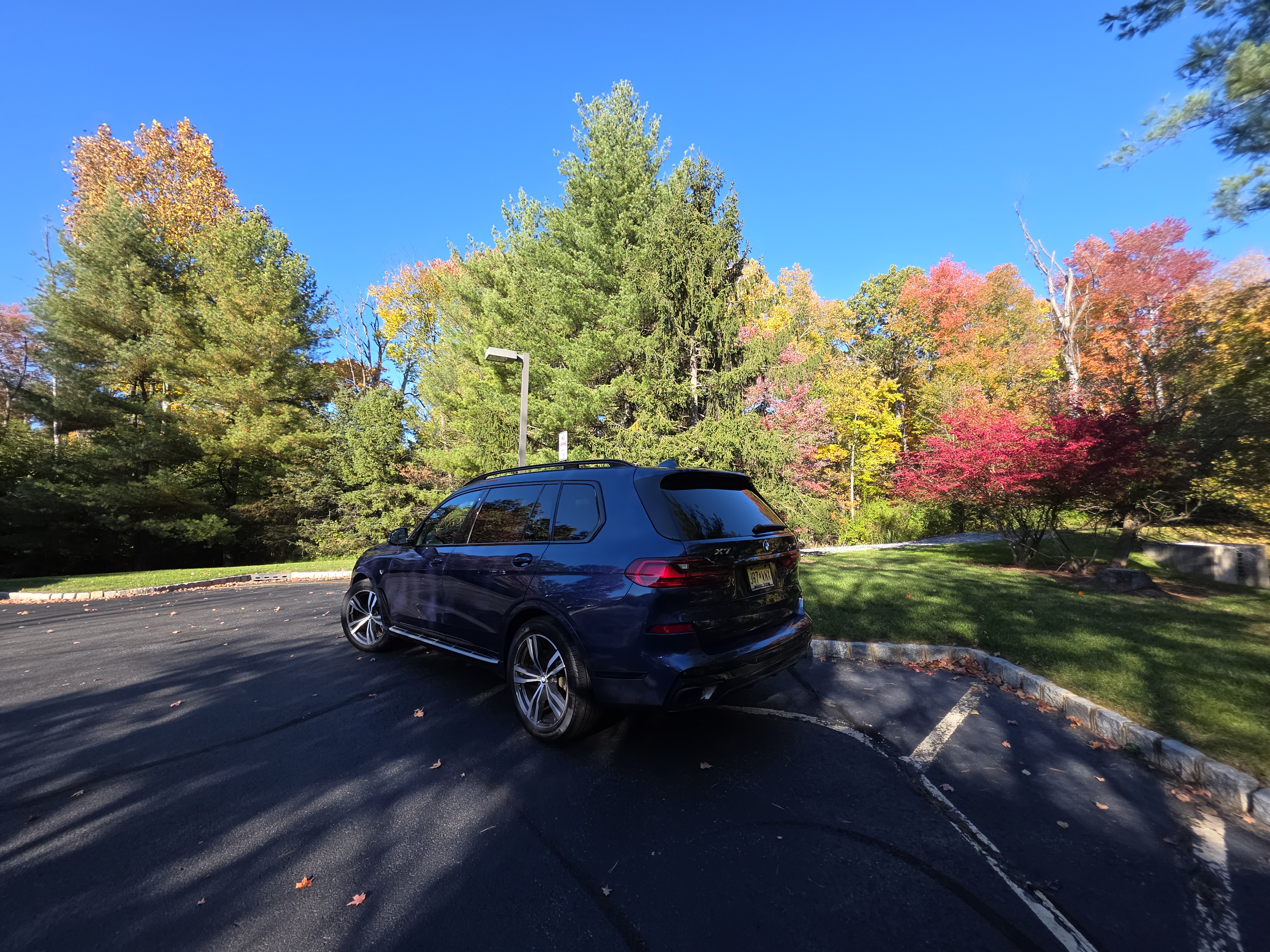 Used 2022 BMW X7 xDrive40i w/ M Sport Package AWD/4WD image 9