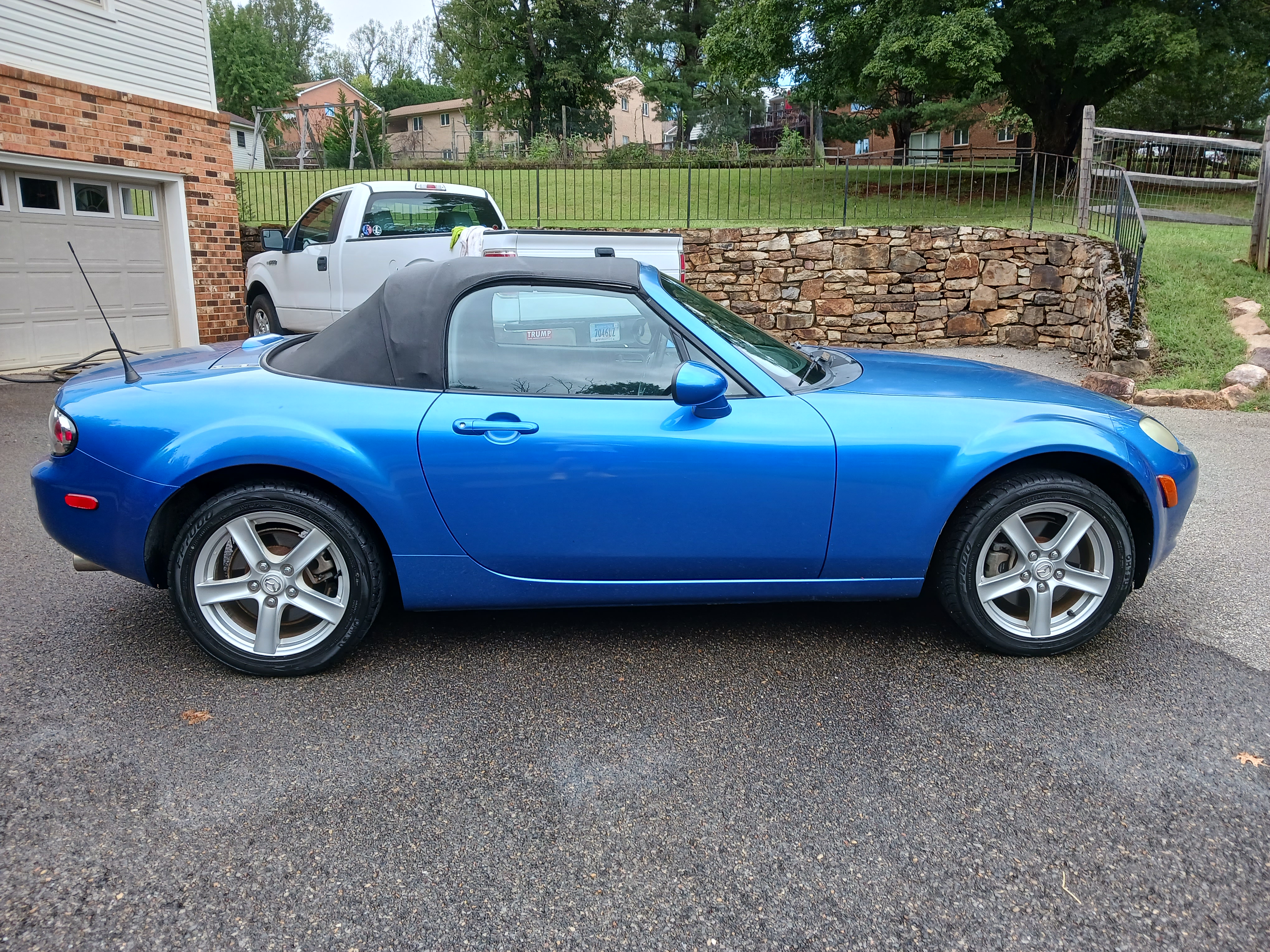 Used 2006 MAZDA MX-5 Miata RWD image 4