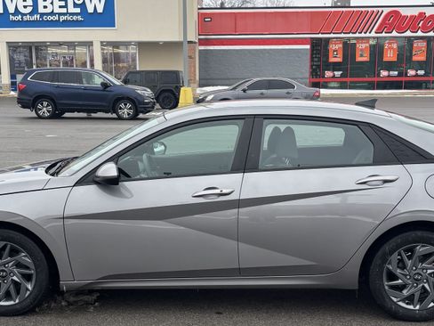 Used 2024 Hyundai Elantra SEL image 10