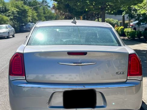 Used 2015 Chrysler 300 Limited RWD image 4