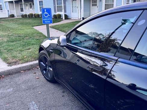 Used 2023 Tesla Model 3 Standard Range image 9