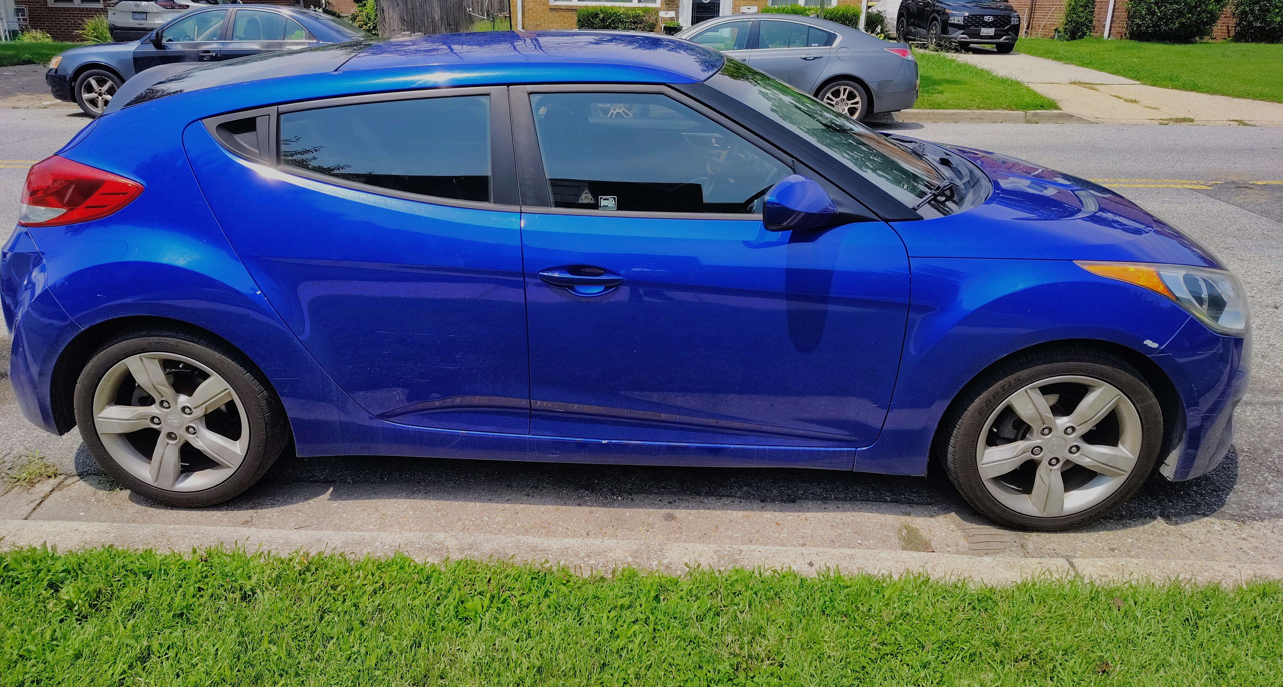 Used 2012 Hyundai Veloster FWD image 1