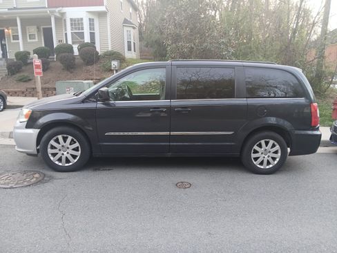 Used 2014 Chrysler Town & Country Touring image 2