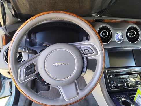 Used 2013 Jaguar XJ image 18