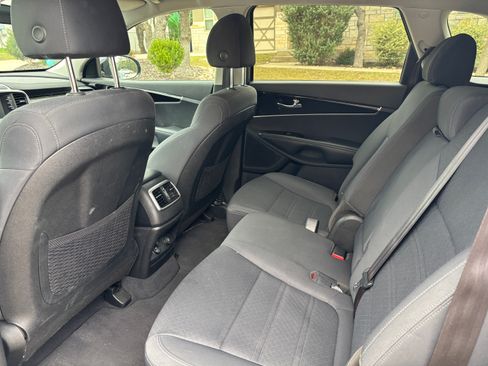 Used 2020 Kia Sorento LX image 9