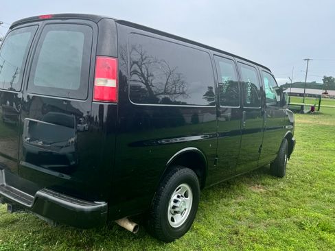 Used 2017 Chevrolet Express 2500 RWD image 6