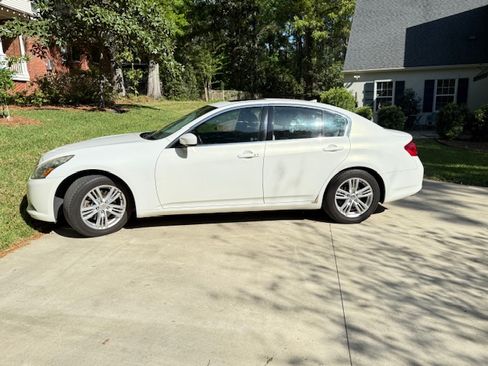 Used 2011 INFINITI G37 Journey w/ Premium Pkg image 2