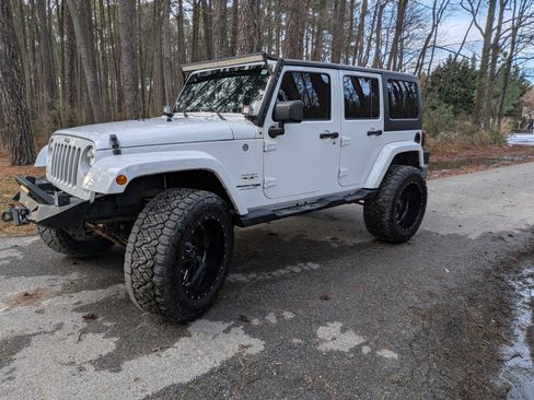 Used 2018 Jeep Wrangler Unlimited Sahara image 5