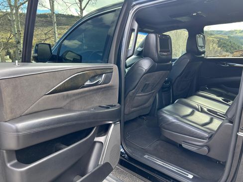 Used 2017 Cadillac Escalade ESV Platinum image 11