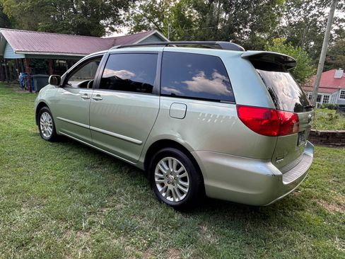 Used 2010 Toyota Sienna XLE image 6