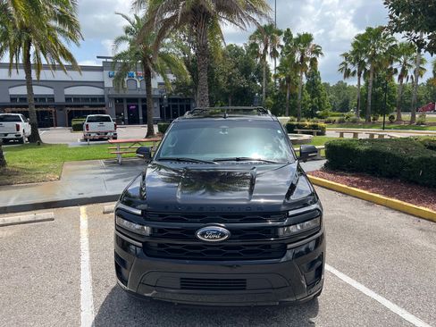 Used 2024 Ford Expedition Limited image 2