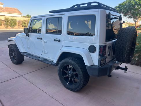 Used 2015 Jeep Wrangler Unlimited Sahara w/ Max Tow Package AWD/4WD image 4