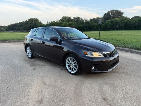 Used 2013 Lexus CT 200h w/ Premium Pkg w/Navigation FWD image 2