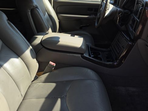 Used 2005 GMC Yukon XL Denali image 9