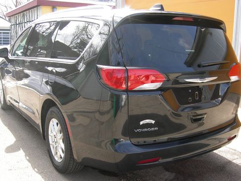 Used 2021 Chrysler Voyager Lxi image 5