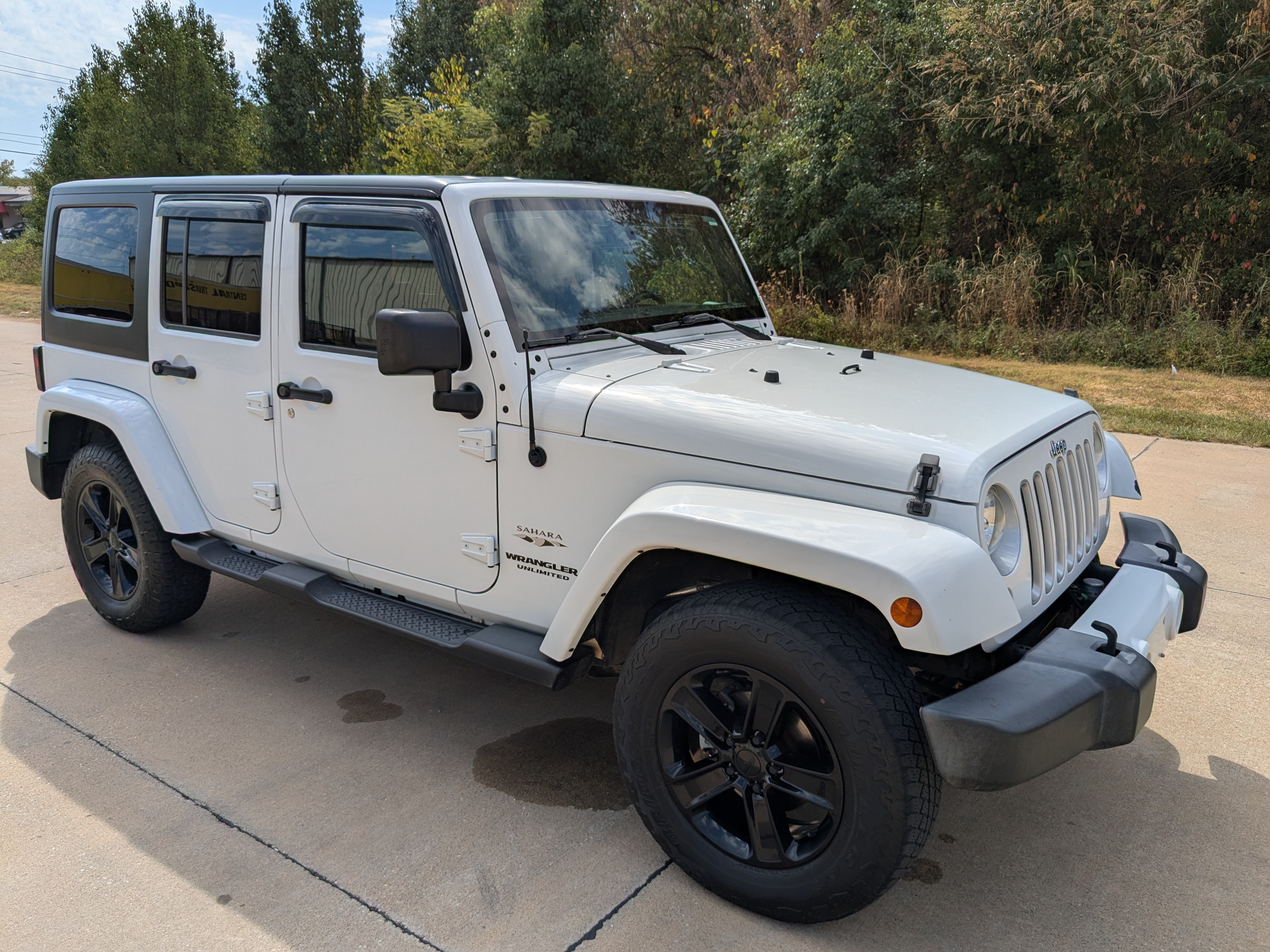 Used 2016 Jeep Wrangler Unlimited Sahara w/ Connectivity Group AWD/4WD image 4