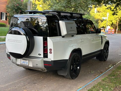 Used 2023 Land Rover Defender 130 SE image 2