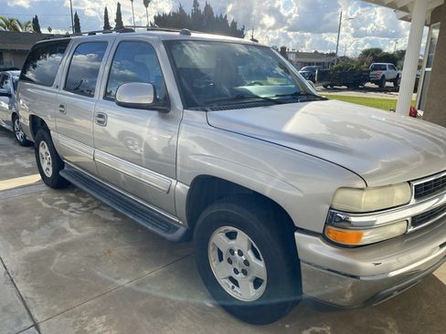 Used 2004 Chevrolet Suburban LT w/ Preferred Equipment Group image 5