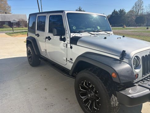 Used 2011 Jeep Wrangler Unlimited Rubicon w/ Connectivity Group AWD/4WD image 5