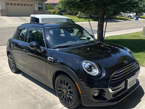 Used 2019 MINI Cooper 4-Door Hardtop w/ Premium Package FWD image 10