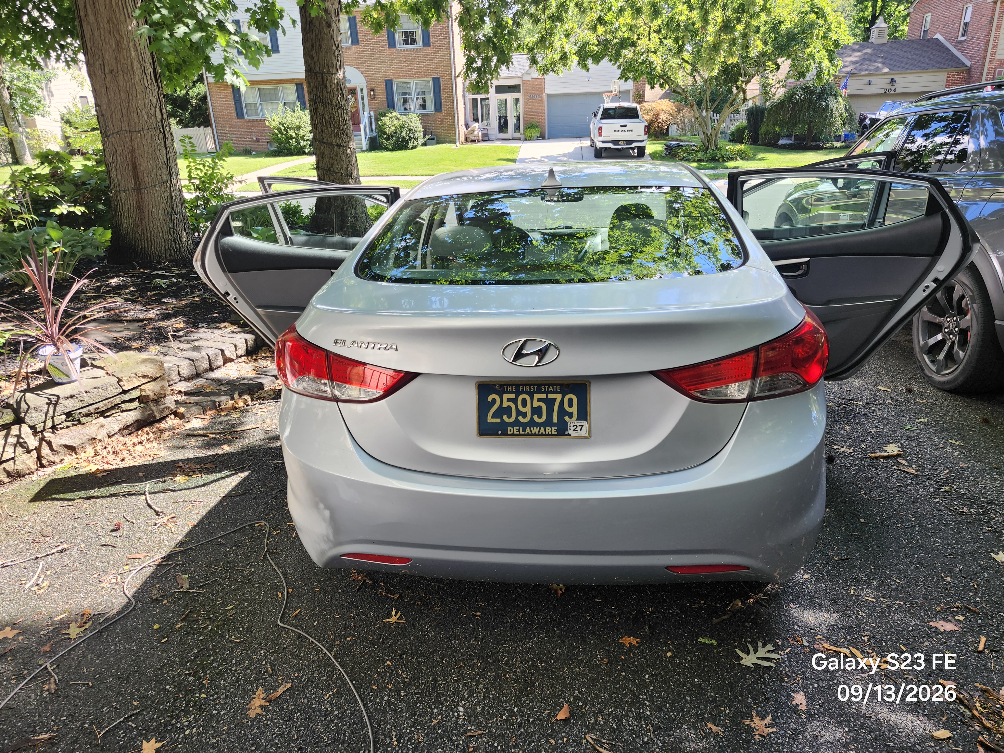 Used 2012 Hyundai Elantra GLS w/ Preferred Pkg 3 FWD image 4