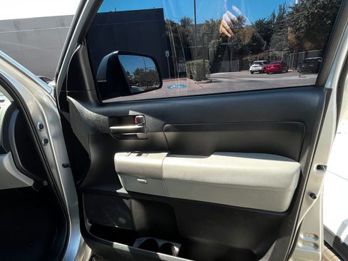 Used 2013 Toyota Tundra 4x4 CrewMax w/ SR5 Pkg image 11