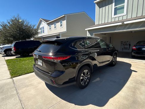 Used 2021 Toyota Highlander XLE image 2