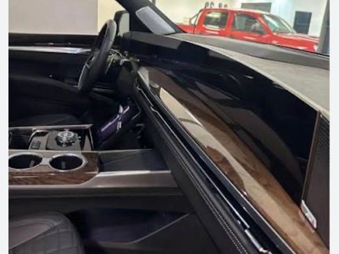 Used 2025 Cadillac Escalade Sport Platinum w/ LPO, ONYX Package image 9