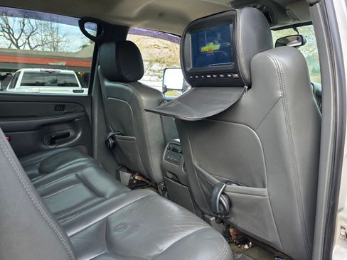 Used 2005 Chevrolet Silverado 2500 LT w/ Heavy-Duty Power Package image 6