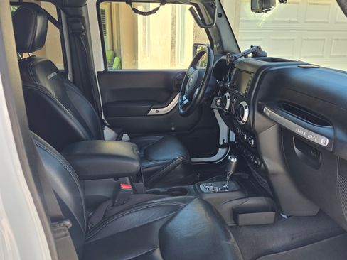 Used 2018 Jeep Wrangler Unlimited Rubicon w/ Connectivity Group AWD/4WD image 10