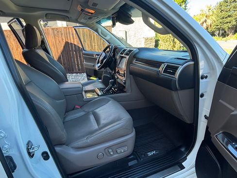 Used 2020 Lexus GX 460 Luxury w/ Accessory Package AWD/4WD image 14