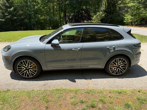 Used 2025 Porsche Cayenne Turbo AWD/4WD image 2