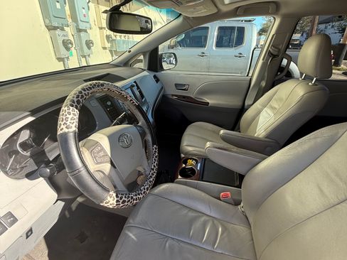 Used 2011 Toyota Sienna XLE image 14