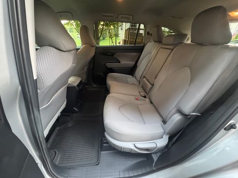 Used 2023 Toyota Highlander LE FWD image 9