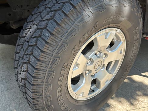 Used 2015 Toyota Tacoma 4x4 Double Cab w/ SR5 Package image 11
