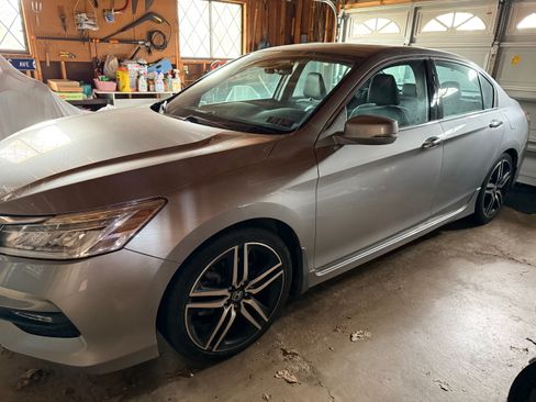 Used 2017 Honda Accord Touring image 10