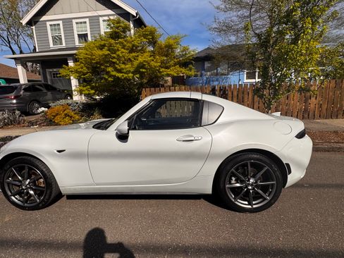 Used 2018 MAZDA MX-5 Miata RF Grand Touring RWD image 12