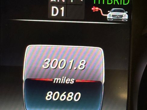 Used 2019 Mercedes-Benz GLC 350e 4MATIC image 3